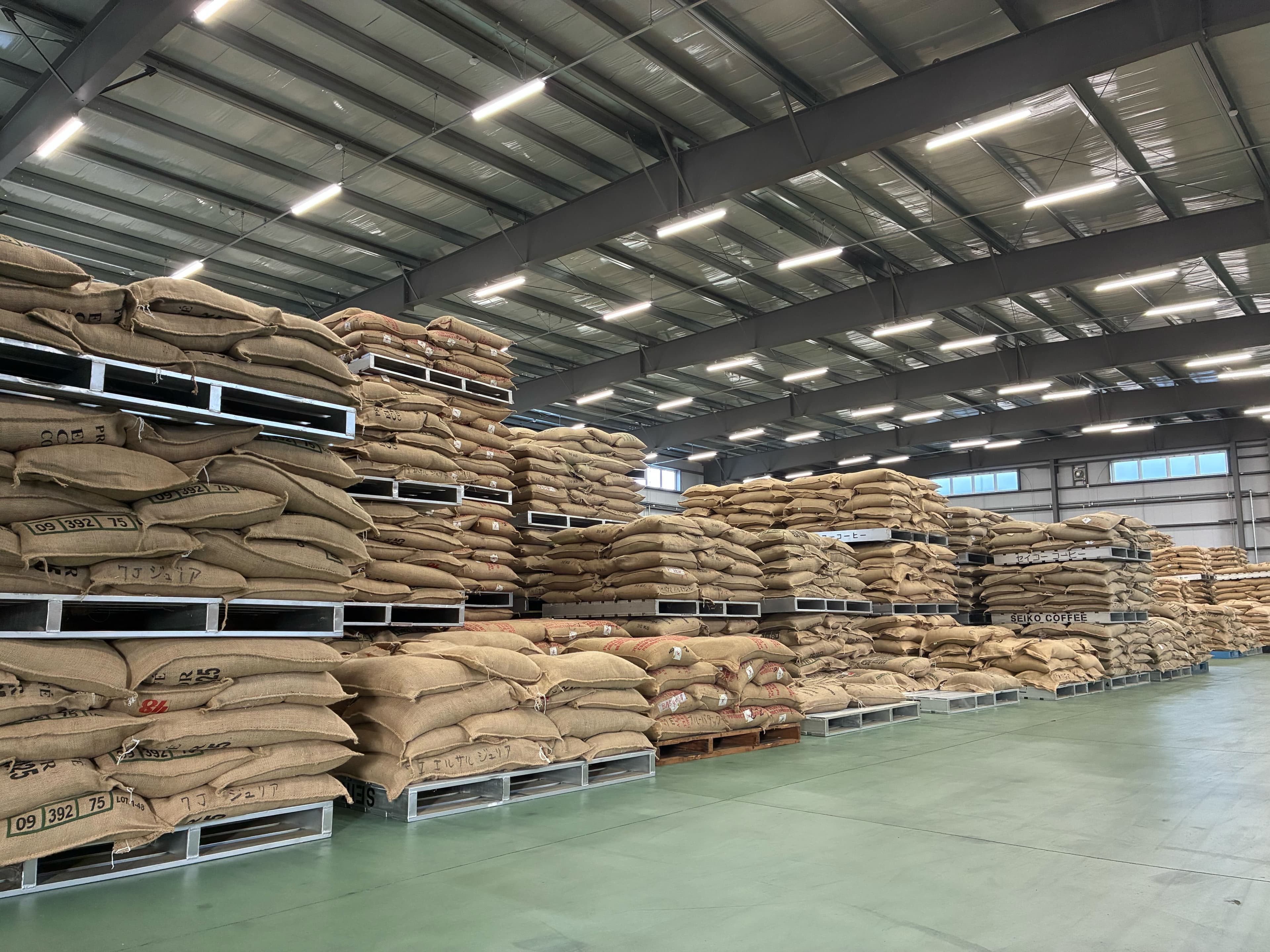 自社でコーヒー豆の輸入から焙煎まで行う